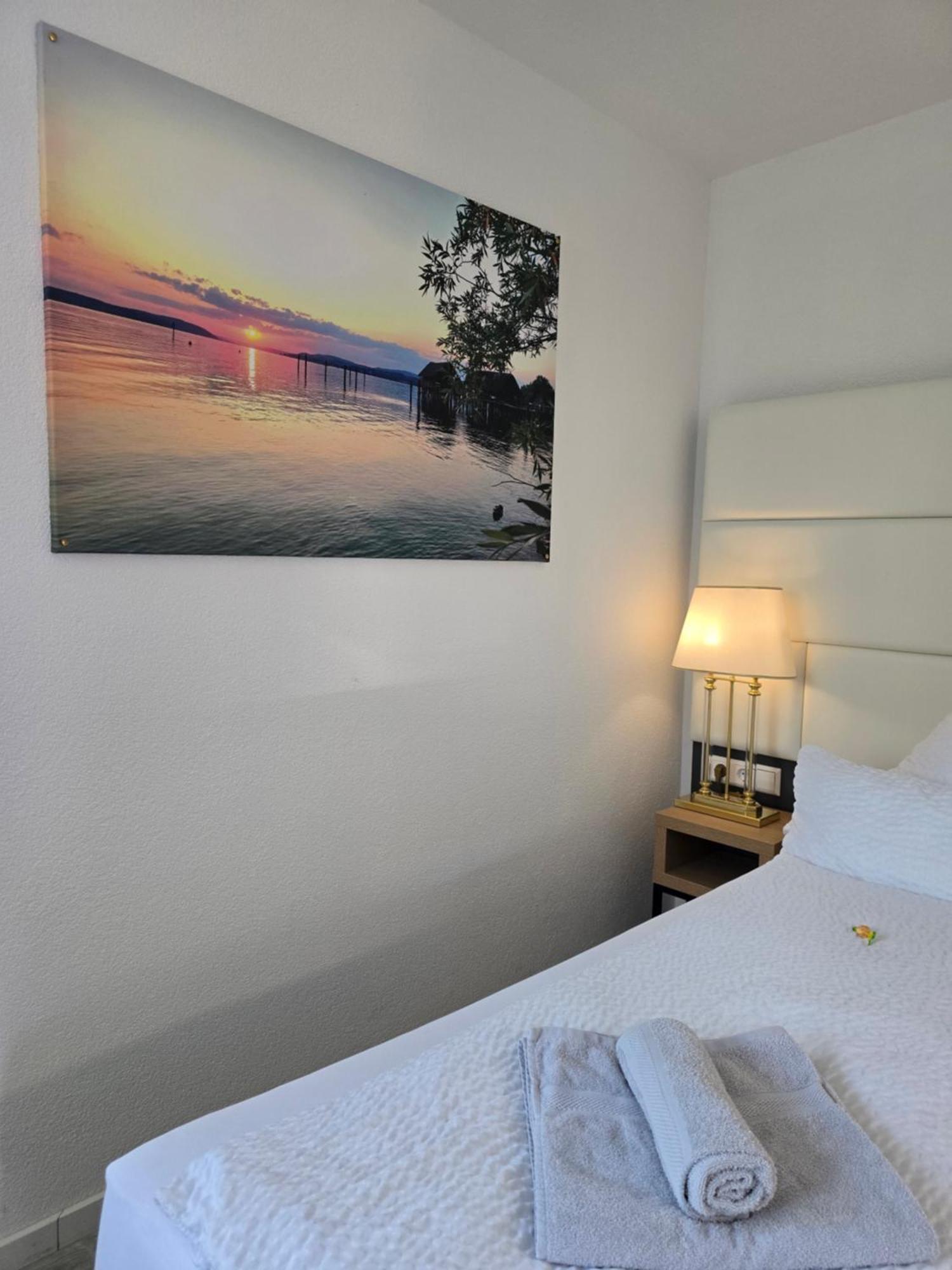 Bodensee Sunshine Zimmer & Apts. Ульдинген-Мюльхофен Экстерьер фото